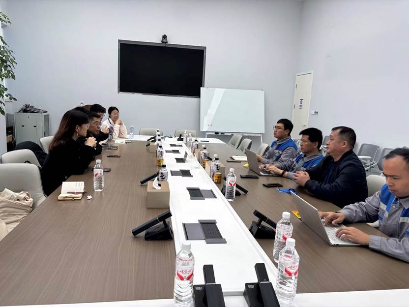 一群人躺在桌子上 AI 生成的内容可能不正确。