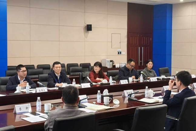 会议室里的人们 AI 生成的内容可能不正确。